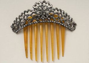 Pente de cabelo com capacete articulado (chifre sintético, aço e contas de aço branco) de English School