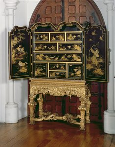 Gabinete de laca, período William e Mary (madeira laqueada)