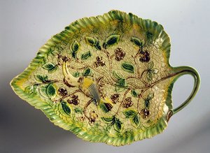 Prato em forma de folha decorado com videiras e aves exóticas, 1760-70 (cerâmica) de English School