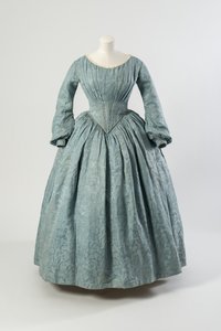 Vestido de seda florido azul claro com corpete pontiagudo e mangas cheias de madeira de English School