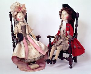 Senhor e Lady Clapham, bonecos de madeira feitos no período de Guilherme e Maria, final do século XVII e XVIII (ver também 2453)