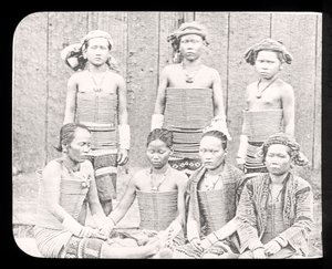 Slide de lanterna mágica mostrando mulheres do mar Dyas tribo, Bornéu c.1900 de English School