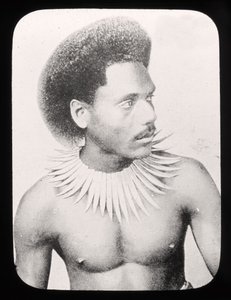 Slide de lanterna mágica mostrando um chefe de Fiji em traje tradicional c.1900 de English School