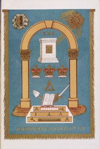 Emblema de loja maçônica mostrando pilares e vários símbolos de English School