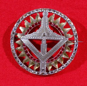 Emblema maçônico ou jóia usada pelos membros da Grande Loja, 1735 (prata e prata dourada com pedras vermelhas e brilhantes)