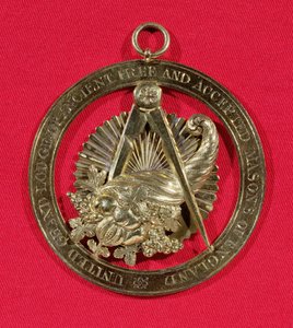 Emblema maçônico ou jóia usada por membros da Grande Stewards Lodge após 1841, meados do século XIX (prata e ouro) de English School