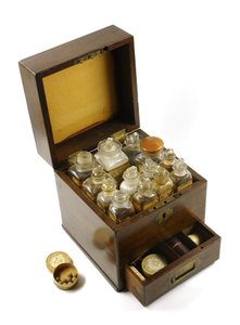 Armário de remédios usado por Florence Nightingale durante a Guerra da Criméia, 1854-56 (madeira)
