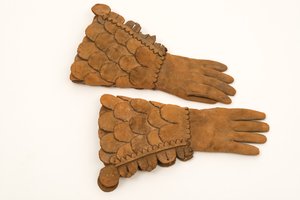 Luvas blindadas de couro para homem, c.1600-50 (couro pesado) de English School