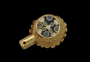 Minster Lovell Jewel, provavelmente do século XVII (esmalte e ouro cloisonne) de English School