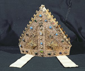 Mitra pertencente a Guilherme de Wykeham, final do século XIV ou início do século XV (tecido de ouro, pérolas, prata dourada e imitação de turquesas)