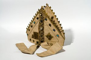 Mitra pertencente a Guilherme de Wykeham, final do século XIV ou início do século XV, vista das costas (tecido de ouro, pérolas, prata dourada e imitação de turquesas) de English School