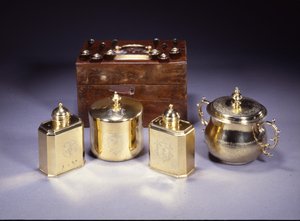 Par de caddies de chá Queen Anne e uma caixa de açúcar de English School