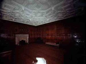 Paneling e chaminé do Palácio Velho, Bromley-by-Bow, c.1605 de English School