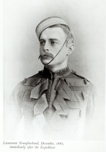 Fotografia de Sir Francis Younghusband (1863-1942) em 1887, de "O Coração de um Continente", publicado em 1937 de English School