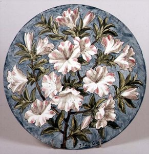 Placa pintada por Edith Cowper para Howell e James com azáleas, exposta na Exposição de Paris de English School