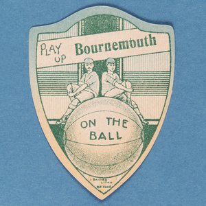 Play Up Bournemouth, cartão Baines em forma de escudo e dois futebolistas sentados em cima de uma bola de futebol grande, 1888-89 de English School