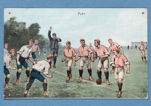 Jogar, cartão postal representando um jogo de futebol; de English School