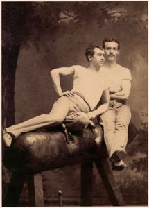 Retrato de dois ginastas a posar num cavalo de pomo, c.1899 (fotografia a preto e branco) de English School