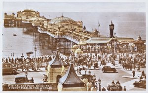 Cartão postal representando o Pier do Palácio em Brighton (depois de uma foto colorida) de English School