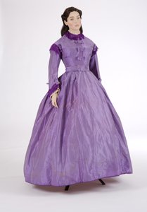 Vestido dia roxo, 1860 (tafetá de seda listrado) de English School