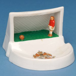 Lembrança amorial rara de Douglas, ilha de Man, mostrando um goleiro em seu gol (cerâmica) de English School