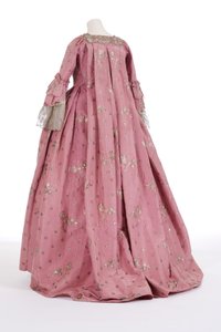 Vista traseira de um vestido de volta de saco, de 1750 (seda tecida e fio de metal prateado)
