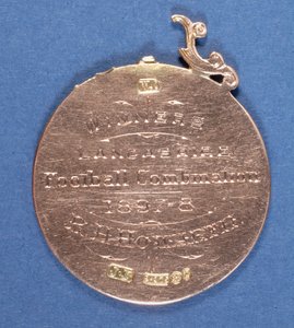 Reverso de uma medalha de Preston North End Football Club, 1897-98 (metal) (ver também 315000) de English School