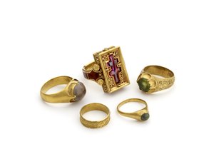 Anéis do Thame Hoard encontrados no rio Thame, data final 1457 (ouro e pedras preciosas)