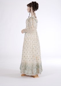 Vista lateral de um vestido de dia, c.1815 (musselina de algodão bordada com lã azul) de English School
