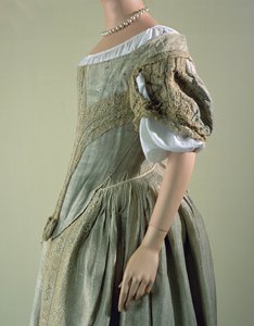 Vestido de tecido prateado, 1660 (seda, rendas e fios de metal prateado) de English School