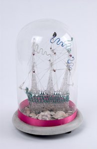 Navio de vidro girado sob uma cúpula de vidro, c.1820 (vidro) de English School
