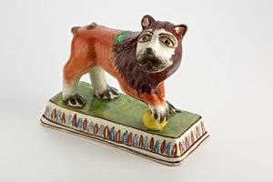 Figura do leão de Staffordshire na base retangular, c.1800-50 (barro)