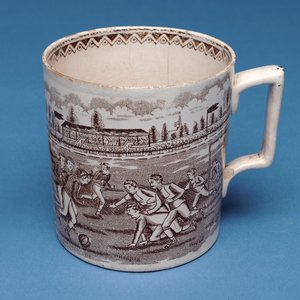 Caneca de cerveja Staffordshire com transferência de sépia de um jogo de futebol (cerâmica) de English School