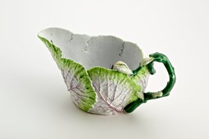 Molheira de Staffordshire formada de folhas moldadas e cabo de galho, c. 1749-60 (porcelana)