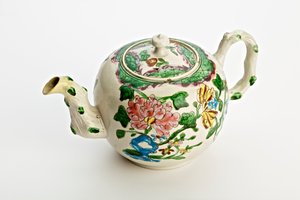 Bule de Staffordshire decorado com crisântemos, 1760 (louça de barro salgada) de English School