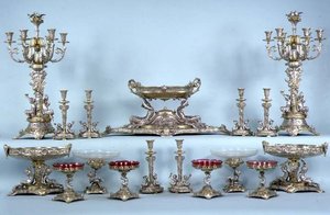 Móveis de mesa, provavelmente desenhados por Leonard Morel-Ladeuil, por Elkington and Co, Birmingham de English School