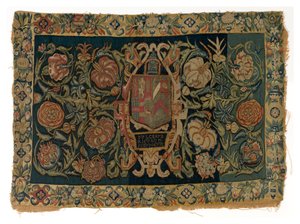 Almofada comprida de tapeçaria com as armas de Walter Jones e da sua mulher Eleanor Pope, feita possivelmente em Sheldon, Inglaterra, depois de 1600 (lã) de English School
