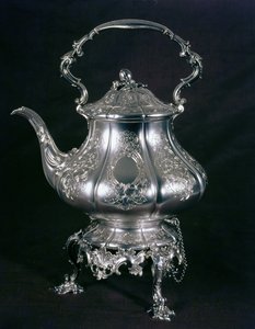Bule e chaleira com candelabro e queimador pelos senhores Barnard, Londres, 1852 (prata)