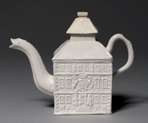 Bule, feito na Staffordshire Factory, Grã-Bretanha, modelado por Aaron Wood de English School