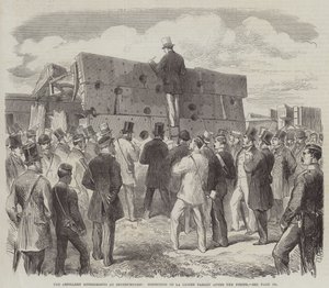 As Experiências de Artilharia na Shoeburyness, Inspecção do Alvo de La Gloire após a Queima (gravura) de English School