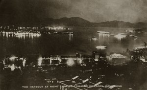 O porto à noite olhando para Kowloon, Hong Kong, a partir de um álbum de fotografias relacionadas com o serviço de Pte H. Chick, 1940 de English School