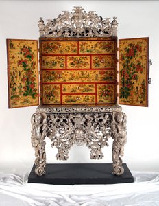 The Witcombe Cabinet, c.1697 (madeira japanizada e prateada) de English School