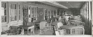 O sumptuoso café parisiense no Titanic, com suas plantas trepadeiras e trepadeiras, de "The Sphere", 20 de abril de 1912 (litho) (detalhe de 450874) de English School