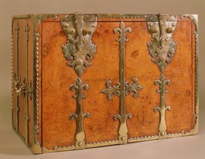 Secretária itinerante com suportes de bronze dourado, c.1700 (nogueira) de English School