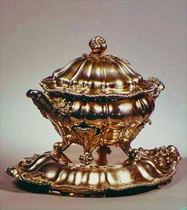 Terrina, em forma de melão, com remate de romã, borda de rebordo aplicada e alças foliáceos, por Garrards, Londres, 1847 (prata) de English School