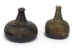 Duas garrafas de vinho verde "cebola", cerca de 1700 de English School