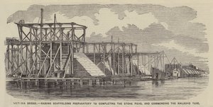 Ponte Victoria, levantamento de andaimes preparatório para a conclusão dos pilares de pedra e início do tubo ferroviário (gravura) de English School