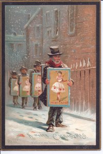 Cartão de Natal vitoriano de quatro homens caminhando na neve carregando pranchas publicitando uma pantomima, c.1880 (cor litho) de English School