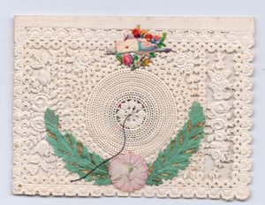 Cartão de felicitações da colmeia vitoriana com uma pomba segurando um envelope, c.1880 (renda de papel) de English School