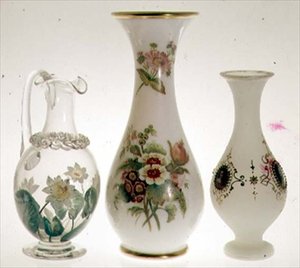 Jarro de água, decorado com lírios de água em tinta cerâmica, em caixa de cristal, de Henry G. Richardson, meados do século XIX; dois vasos de vidro opala de Henry G. Richardson, finais do século XIX; vaso de vidro opala com pintura de esmalte, finais do s de English School